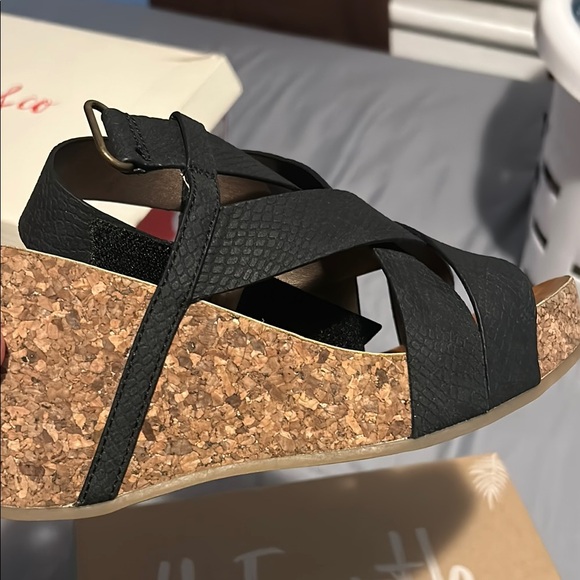 Blowfish Black Wedge Sandals with Strappy Design - Picture 4 of 4
